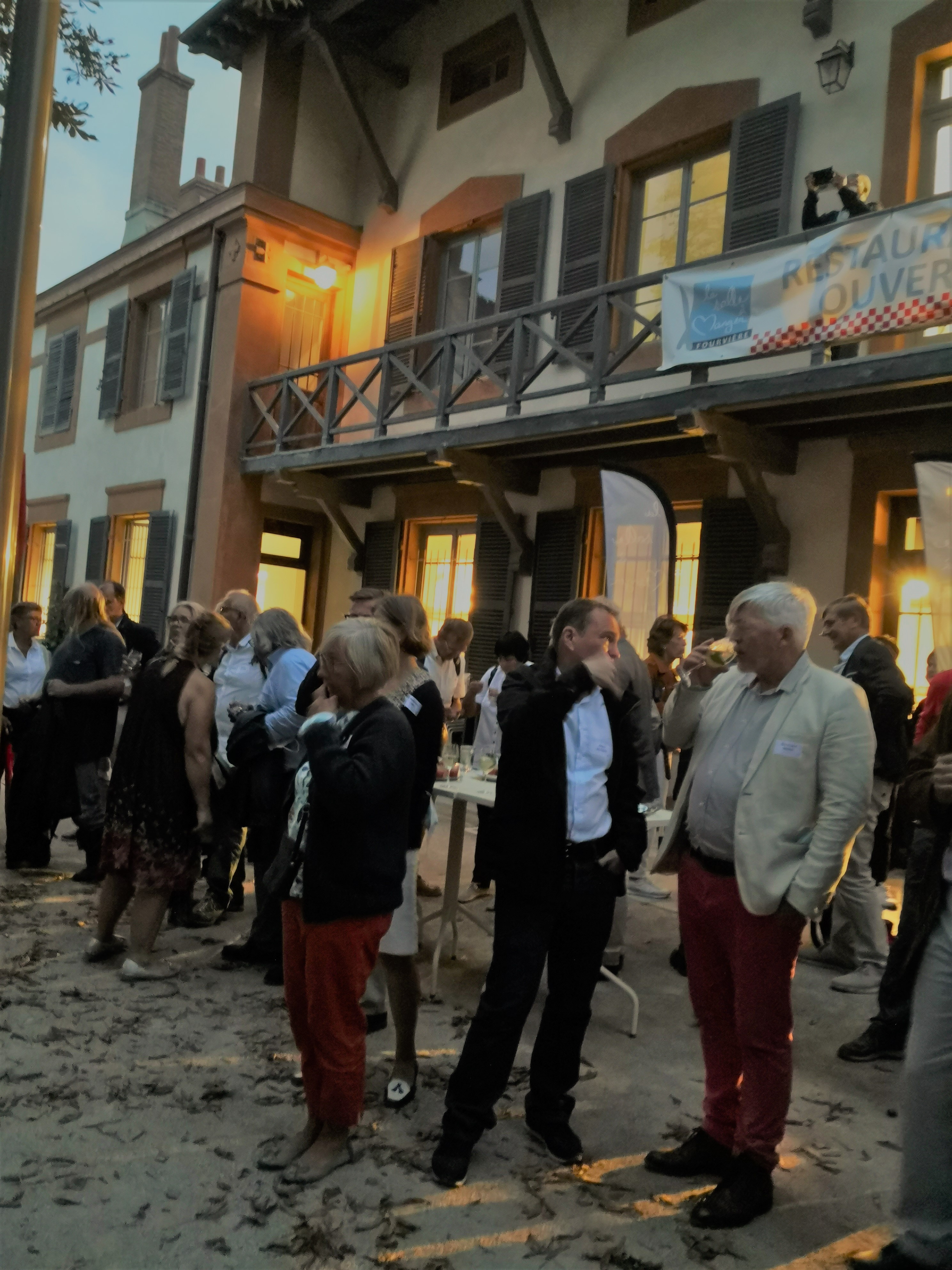 Participants de la promotion 1981 devant la Maison des Châtelains - photo : Jacky ROUSSELLE