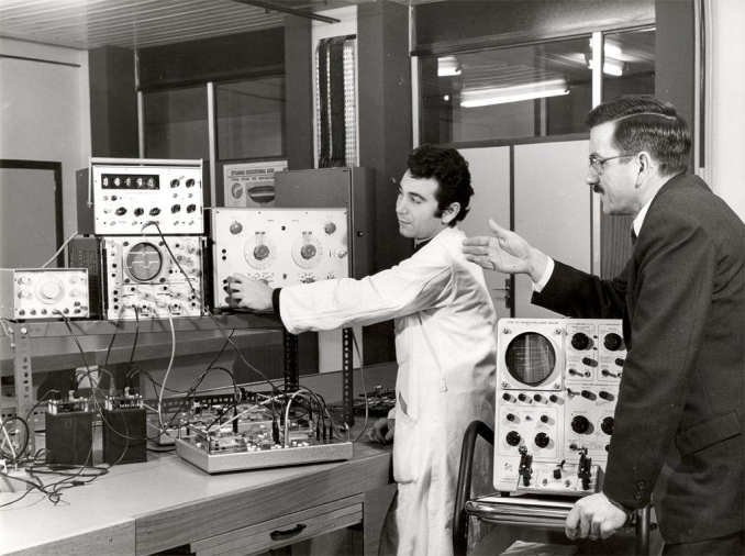 Pierre Font dans son laboratoire d'électronique avec Paul Andréo, technicien
